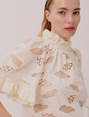 Hofmann Copenhagen - Ilia - short-sleeved blouses - creme - 4