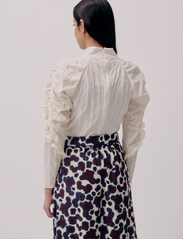 Hofmann Copenhagen - Helene - long-sleeved blouses - creme - 3