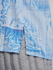 HOLZWEILER - Edgar Print Shirt 22-02 - short-sleeved shirts - blue mix - 4
