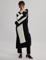 HOLZWEILER - Fossveien Knit Dress 22-02 - knitted dresses - black mix - 4