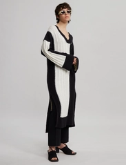 HOLZWEILER - Fossveien Knit Dress 22-02 - knitted dresses - black mix - 6