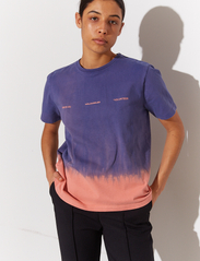 HOLZWEILER - Kjerag Dye Tee - t-shirts & tops - purple mix - 2