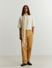 HOLZWEILER - Zai Trousers - tavalised teksad - sand - 2