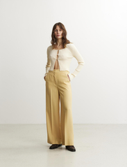 HOLZWEILER - Ella Trousers - tailored trousers - lt. yellow - 2