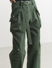 HOLZWEILER - Anatol Trousers - cargo bikses - green - 3