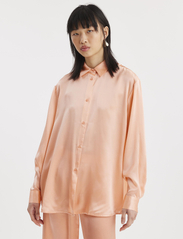 HOLZWEILER - Blaou Silk Shirt - long-sleeved shirts - pink - 2