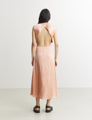 HOLZWEILER - Lisa Silk dress - aftenkjoler - pink - 4