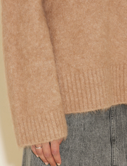 HOLZWEILER - Fure Fluffy Knit Sweater - džemperi - beige - 4
