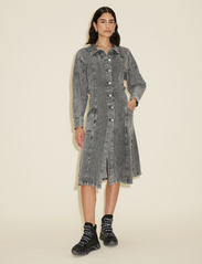 HOLZWEILER - Sousha Denim Long Coat - shirt dresses - dk. grey - 2