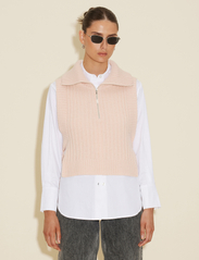 HOLZWEILER - Hafjell Knit Bib - knitted vests - lt. pink - 5