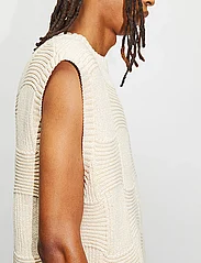 Hope - Trap Vest Offwhite - knitted vests - offwhite - 4