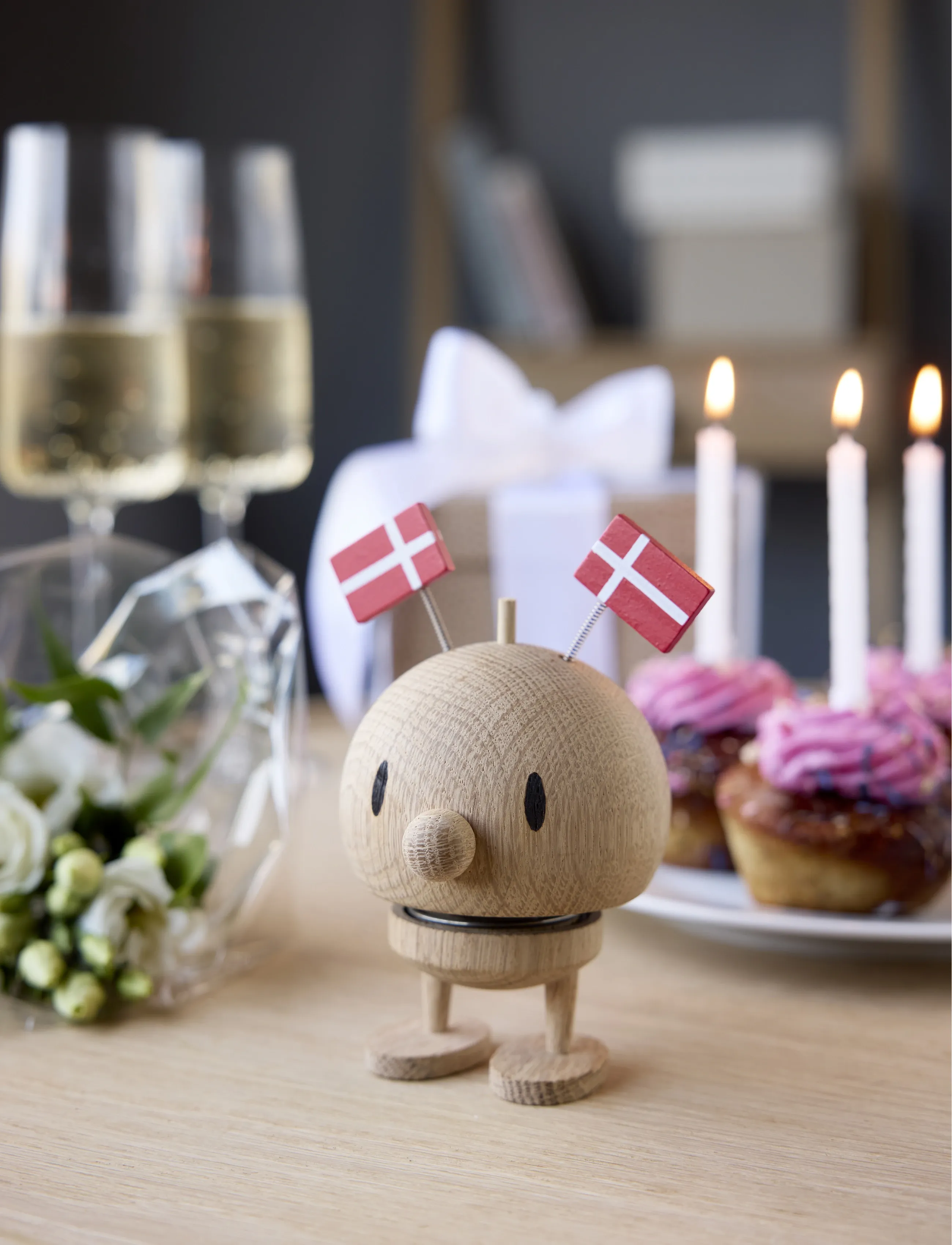 Hoptimist - Hoptimist Celebration Bumble M Raw oak - figuren & skulpturen - brun - 2