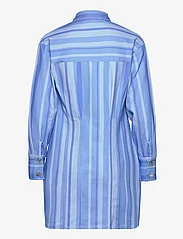 Hosbjerg - Juki Volume Dress - marškinių tipo suknelės - blue stripe - 1