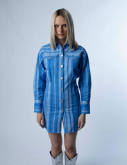Hosbjerg - Juki Volume Dress - marškinių tipo suknelės - blue stripe - 2