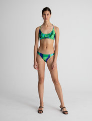 Hosbjerg - Ginny Cross Back Bikini Top - bikinio liemenėlės su kaspinėliais - green landscape - 2