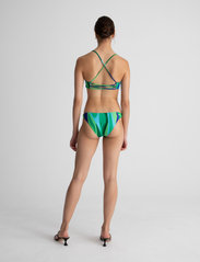 Hosbjerg - Ginny Cross Back Bikini Top - bandeau bikini - green landscape - 3