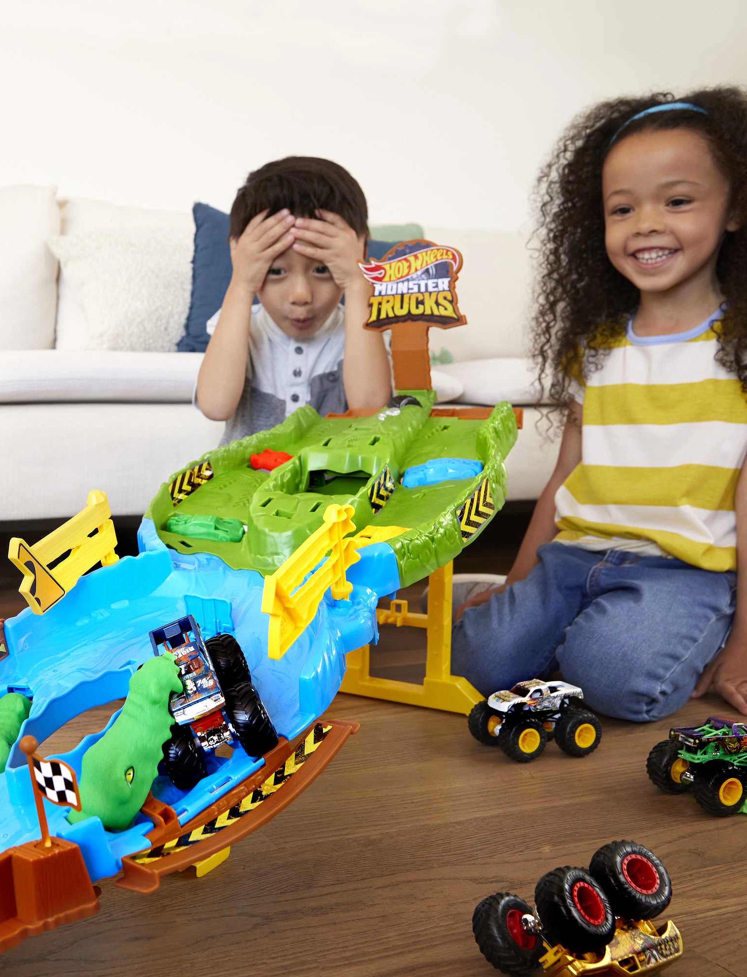 Hot Wheels - Monster Trucks Wreckin' Raceway Playset - multi color - 5