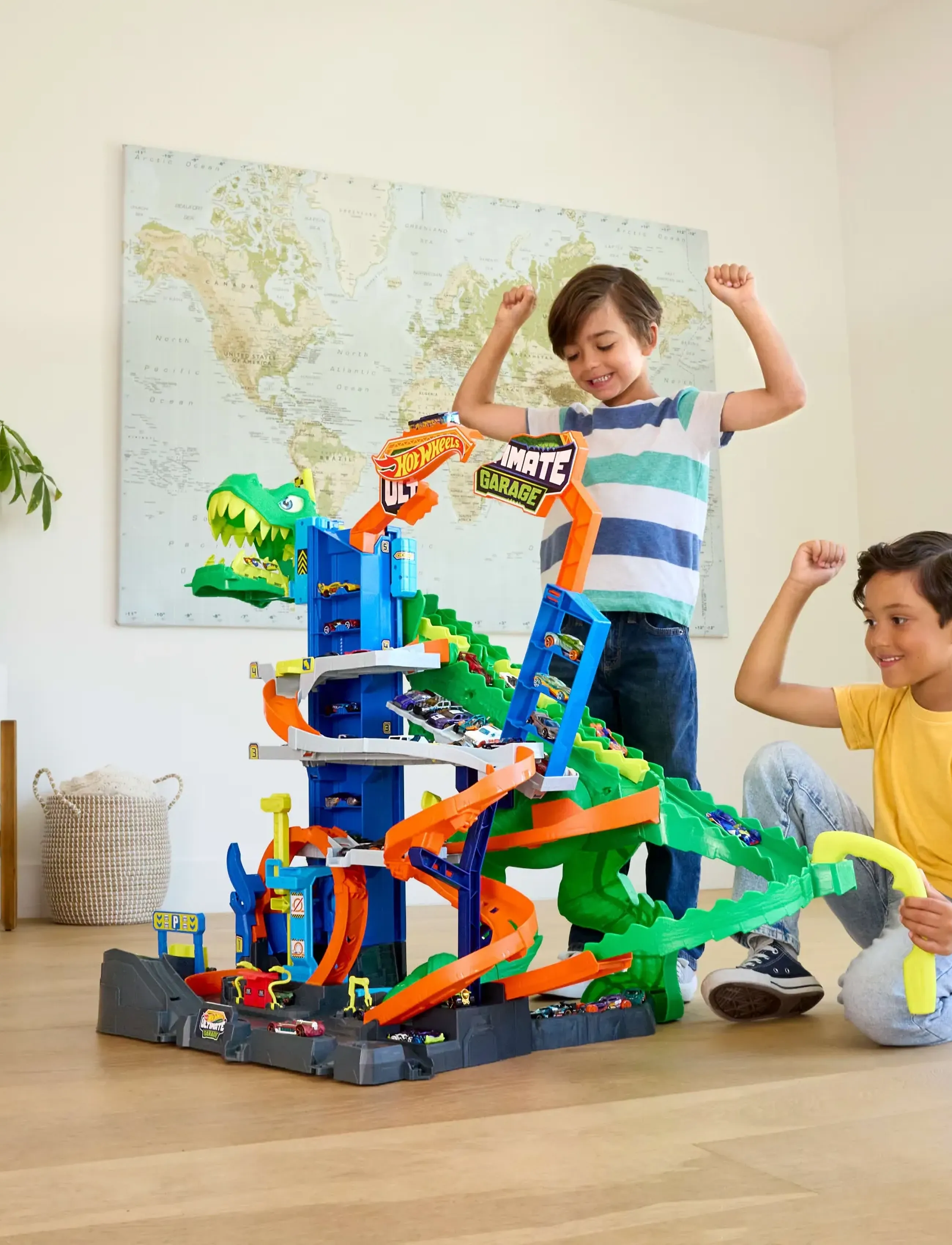 Hot Wheels City Ultimate T-Rex Garage With 2 Toy Cars & Storage For 50+, Race & Stunt, Dino Nemesis, Børn, Race Tracks, Multi/mønstret, Str: ONE SIZE