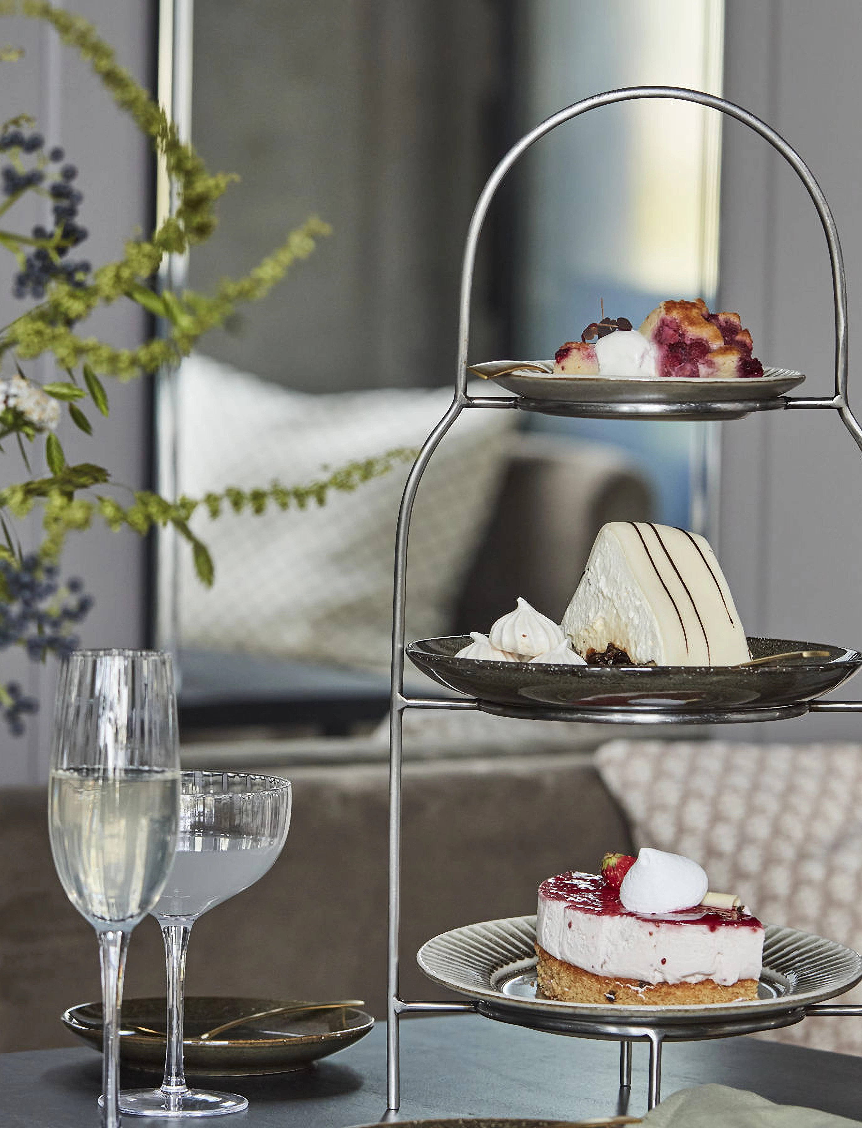house doctor Plate Stand, Hdsana, Silver Finish, 24.7X17.5X47 cm, Plates, Silber - Table Settings&sets, Homeware