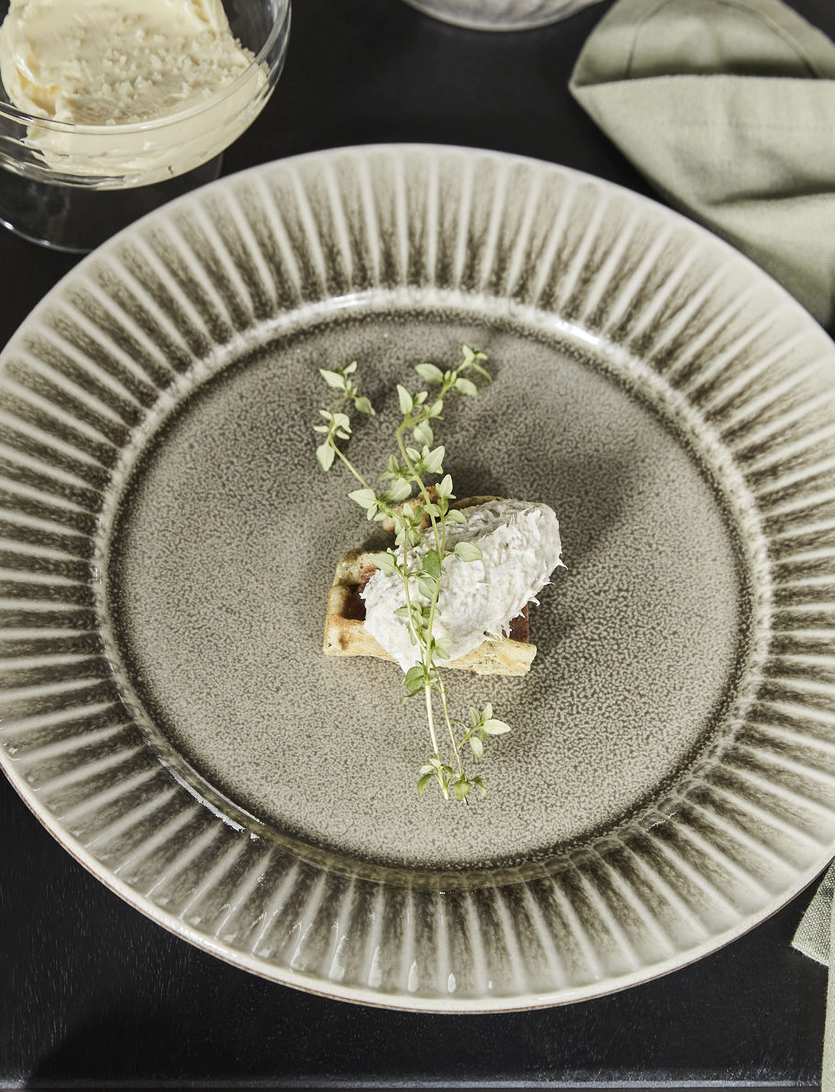 house doctor - Dinner plate, HDPleat, Grey, Brown - praetaldrikud - grey/brown - 0