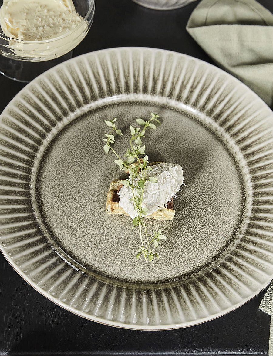 house doctor - Dinner plate, HDPleat, Grey, Brown - praetaldrikud - grey/brown - 0