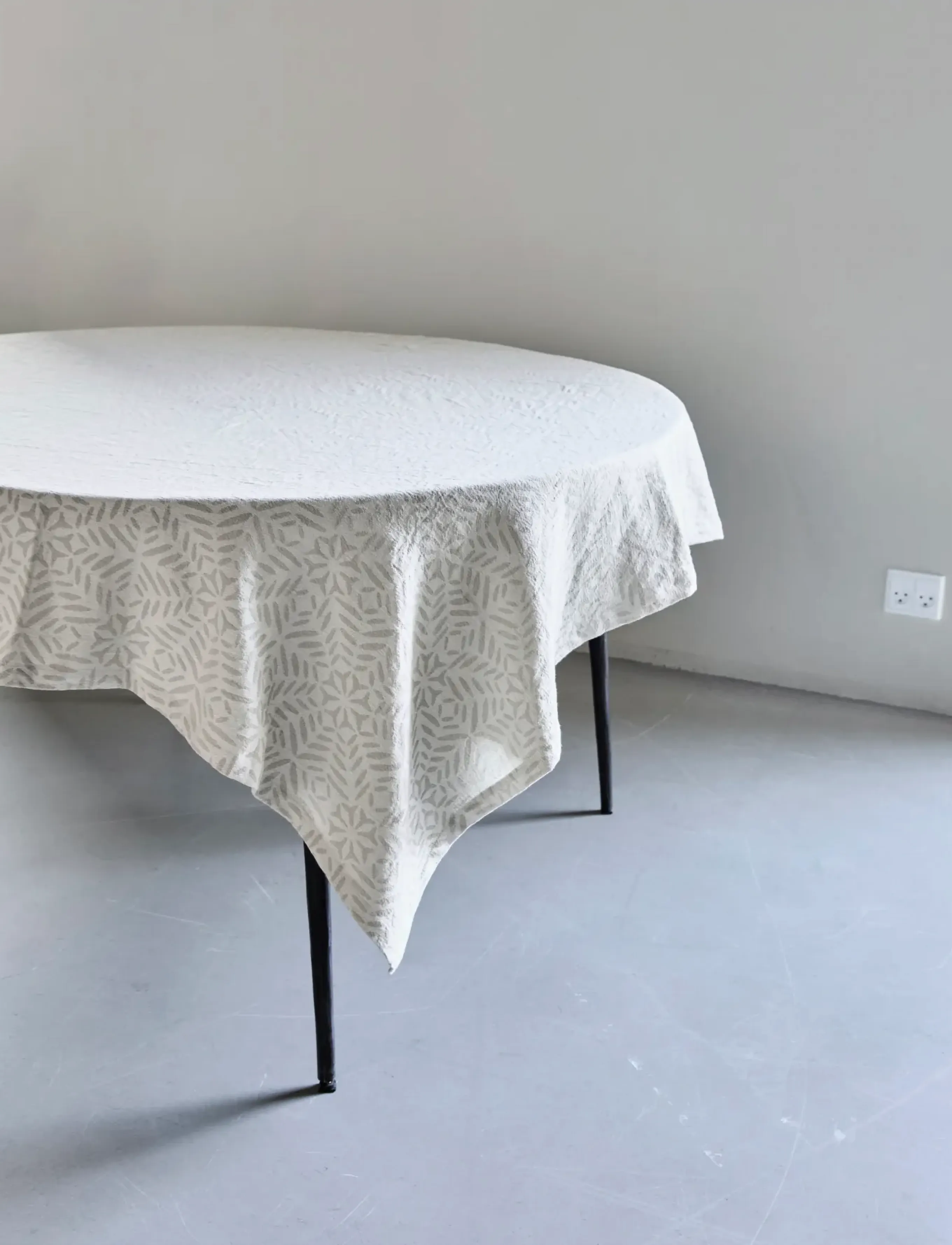 house doctor Tablecloth, Hdclip, White, Grey, 150X 150 cm, Grey, Køkkentekstiler > Duge Og Bordløbere, Unisex