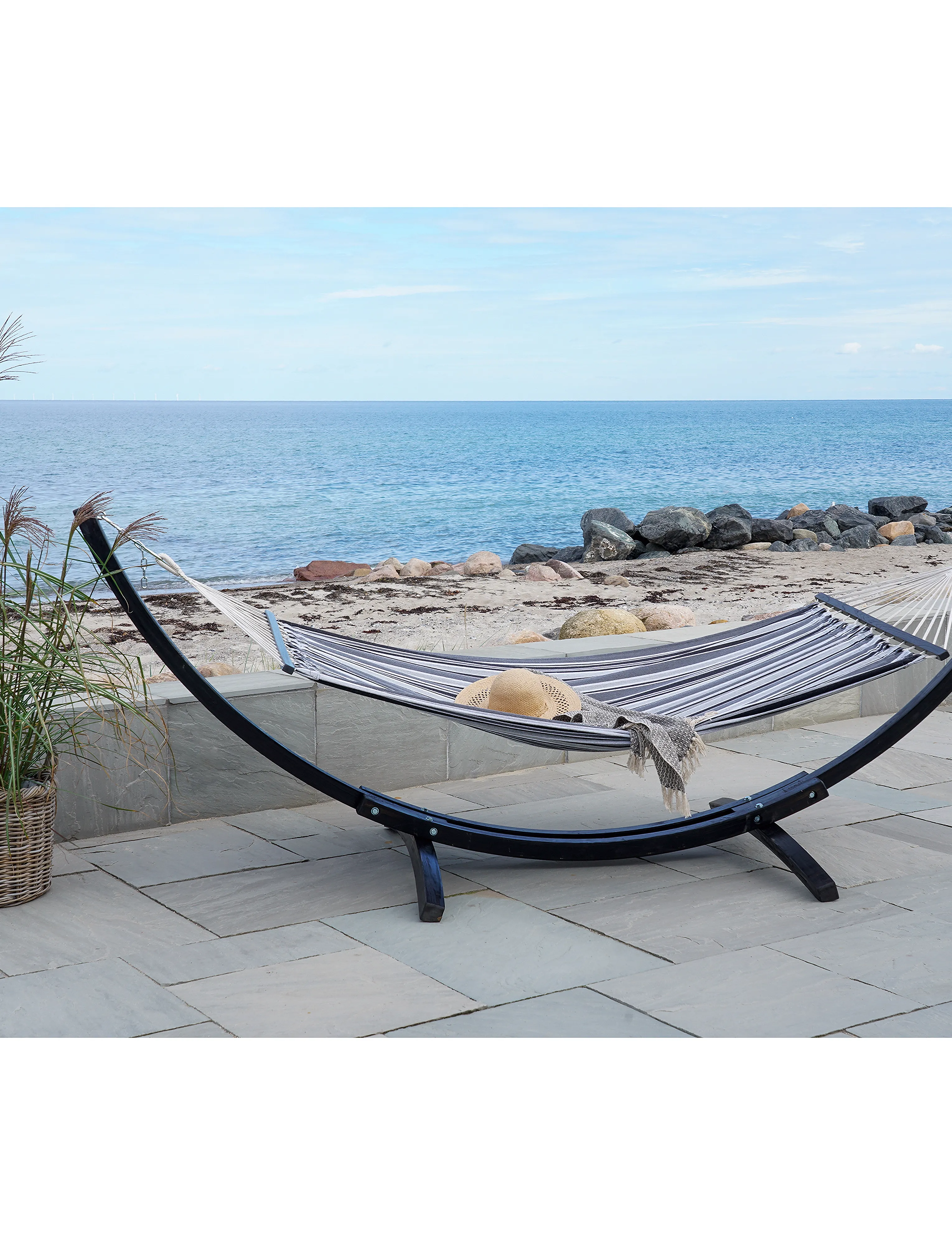House Nordic - Nira - Hammock on wooden stand, larch, polyester/cotton, black/grey/white - møbler - grey / black - 5