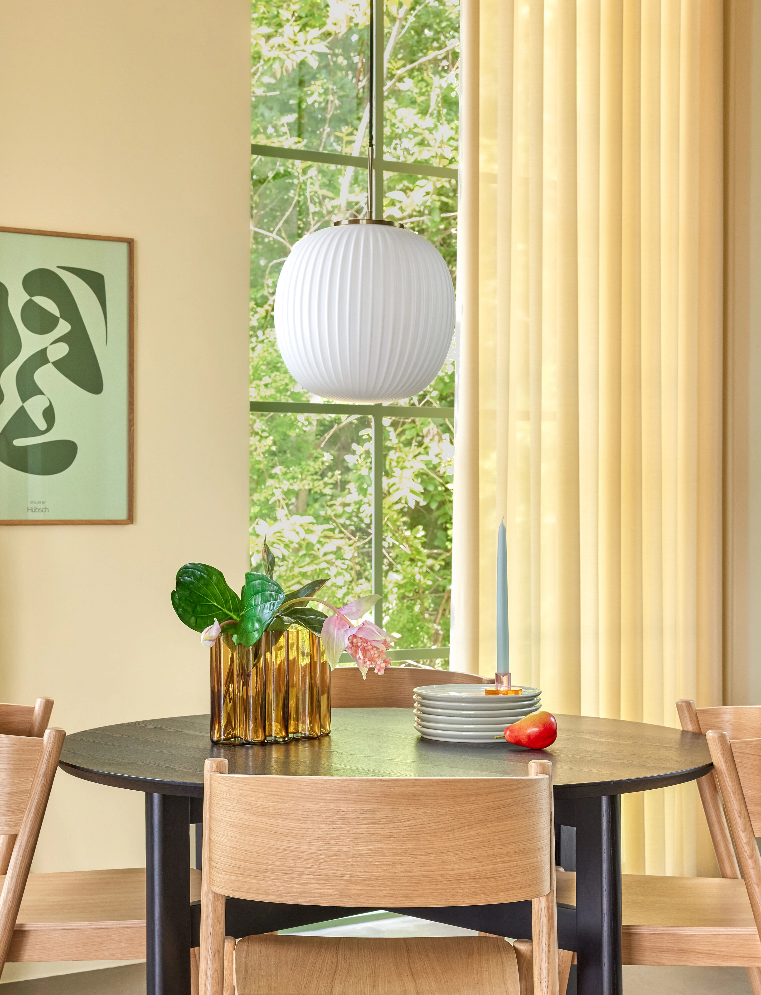 Hübsch Fjord Dining Table Large Black, Ø 140 cm, Black, Borde > Spiseborde, Unisex