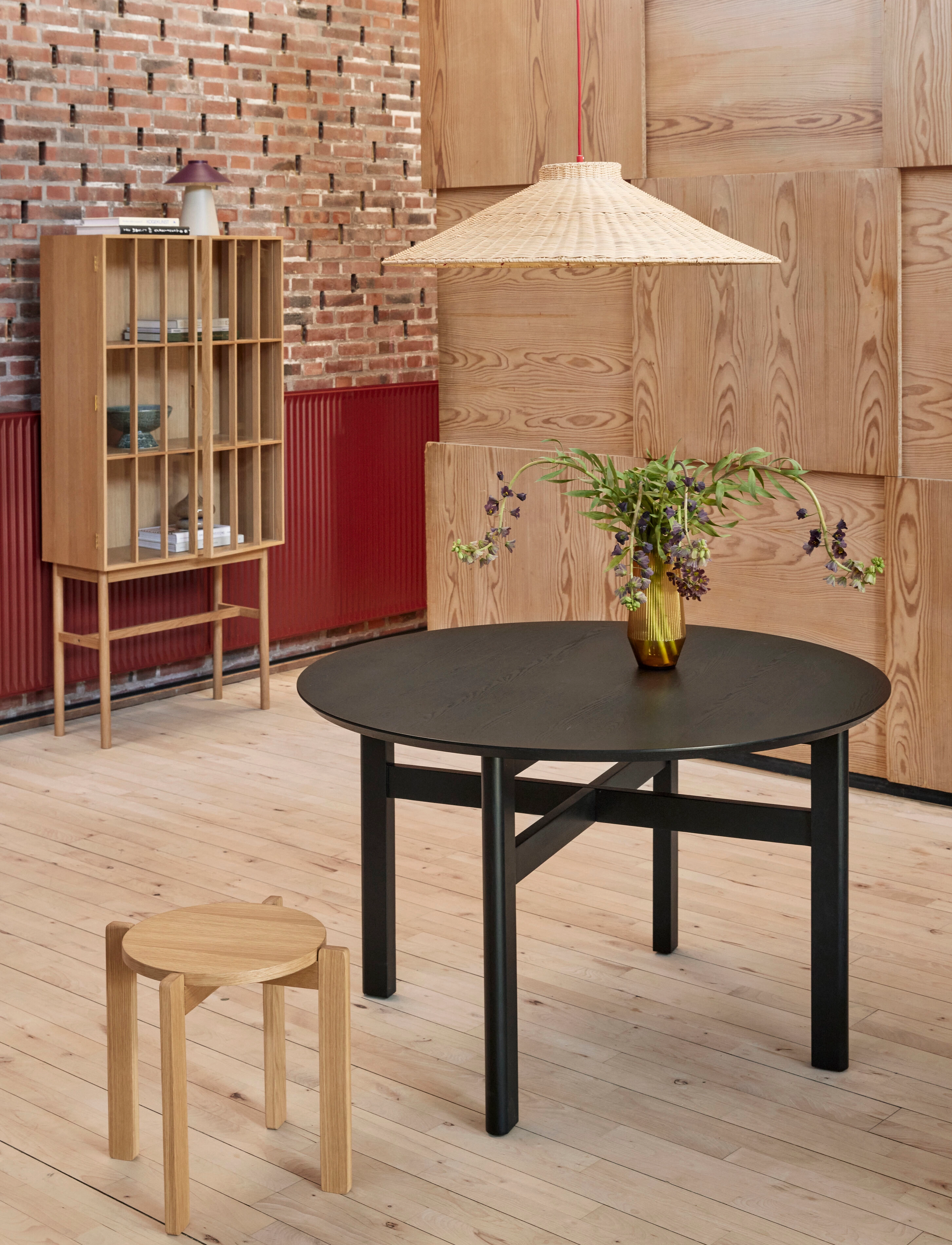 Hübsch Fjord Dining Table Round Small Black, Ø 120 cm, Black, Borde > Spiseborde, Unisex