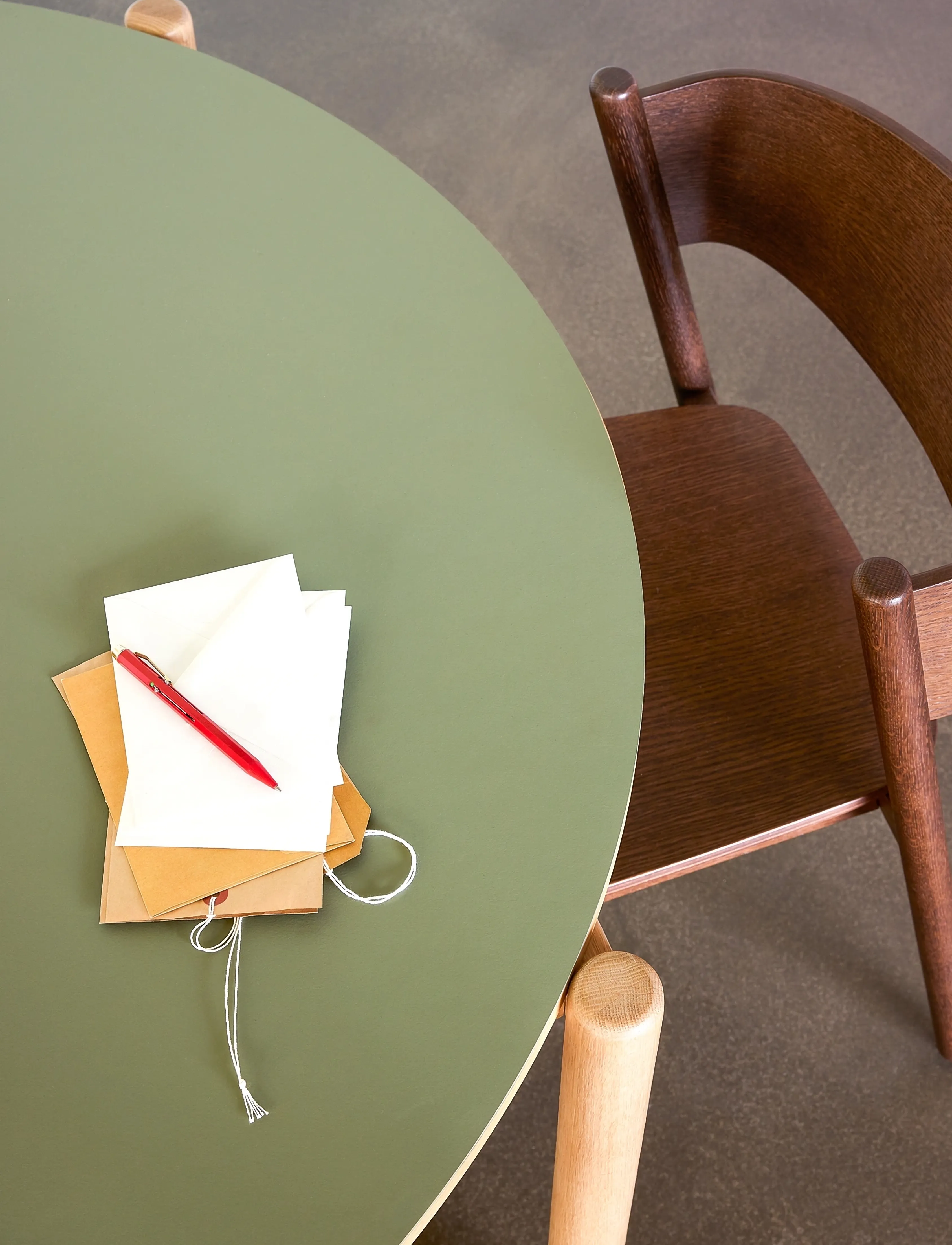 Hübsch - Oblique Dining Table Round Olive - spiseborde - natural,olive - 3