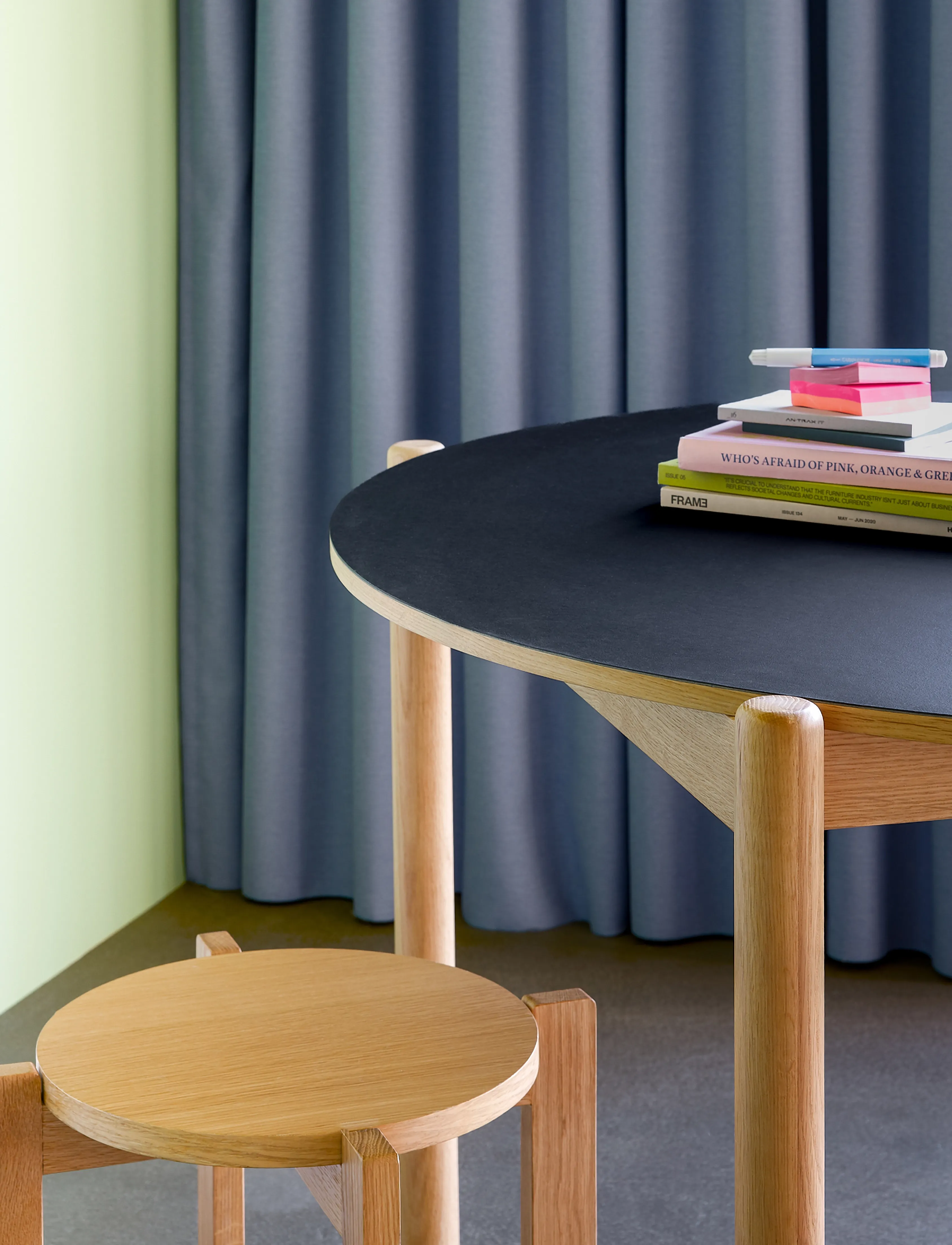 Hübsch Oblique Dining Table Round Black, Ø115XH75 cm, Black, Borde > Spiseborde, Unisex