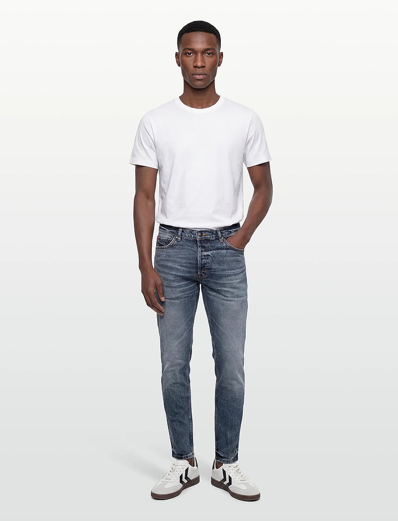 HUGO - HUGO 634 - tapered jeans - bright blue - 0