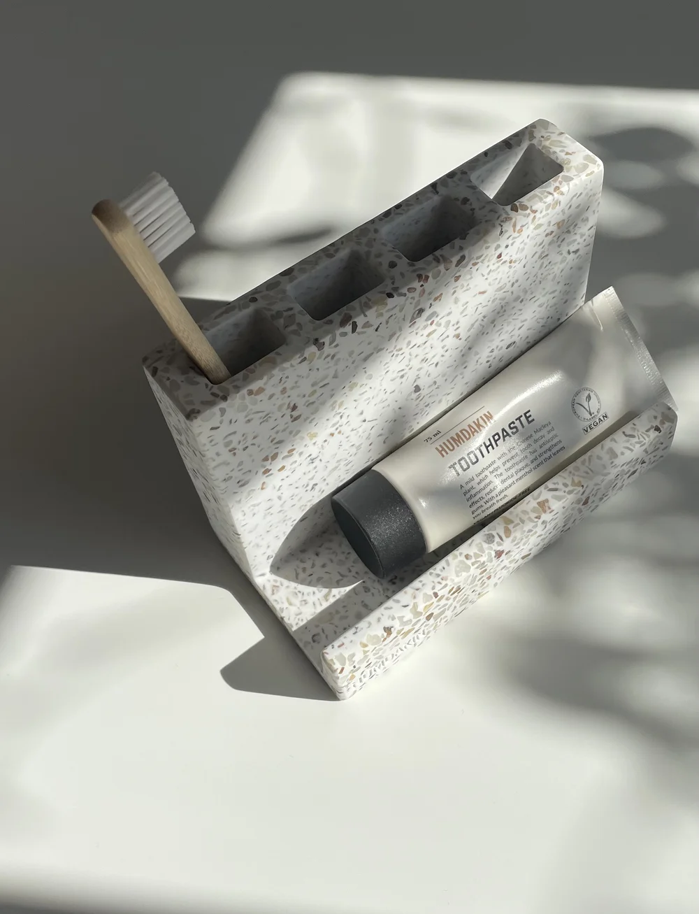 Humdakin - Terrazzo Toiletry Essentials Displa - zahnbürstenhalter - red/beige - 1