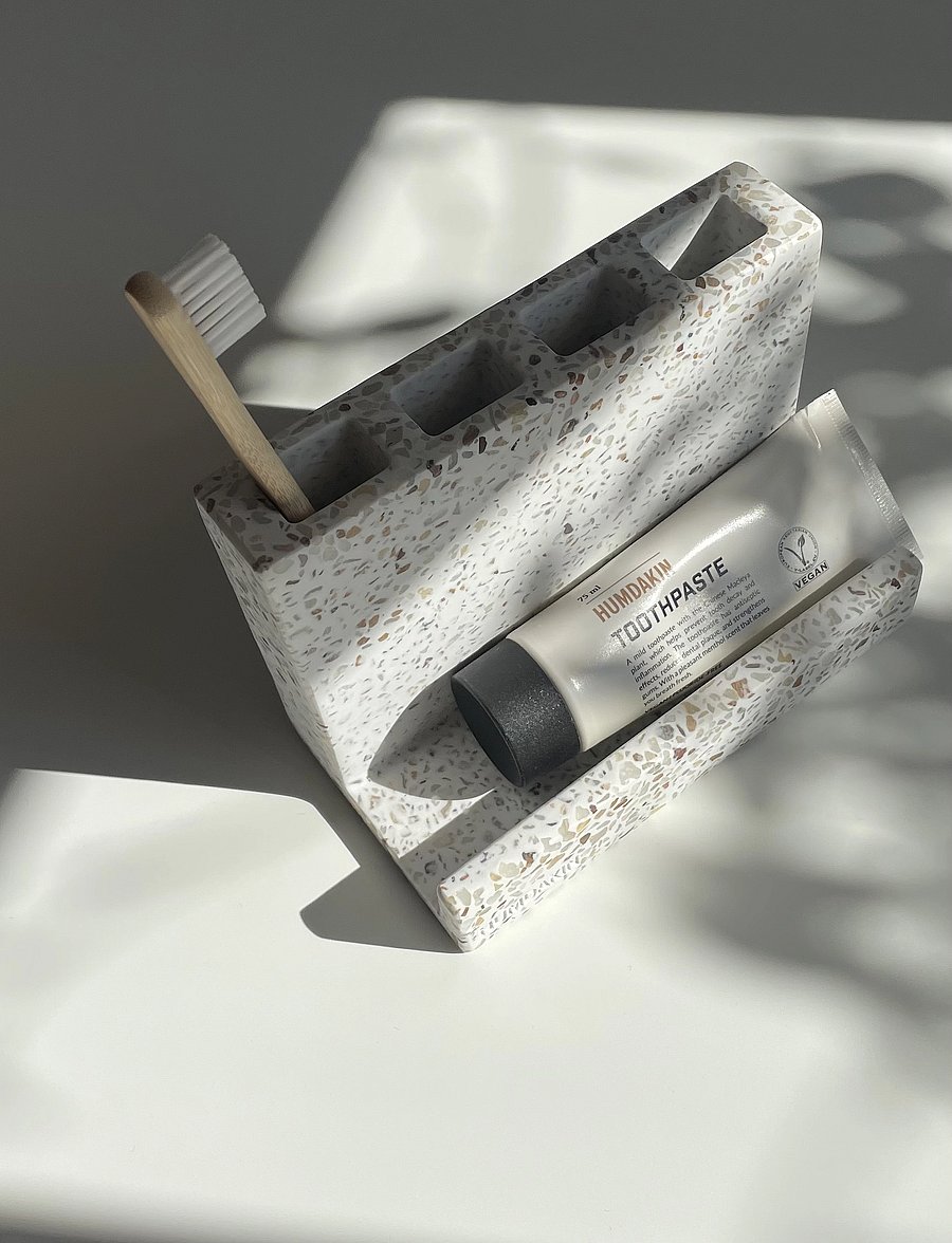 Humdakin - Terrazzo Toiletry Essentials Displa - zahnbürstenhalter - red/beige - 0