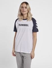 Hummel - hmlLEGACY BLOCKED T-SHIRT - najniższe ceny - white - 3