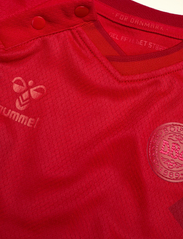 Hummel - DBU 22 HOME MINI KIT - futbolo marškinėliai - tango red - 4