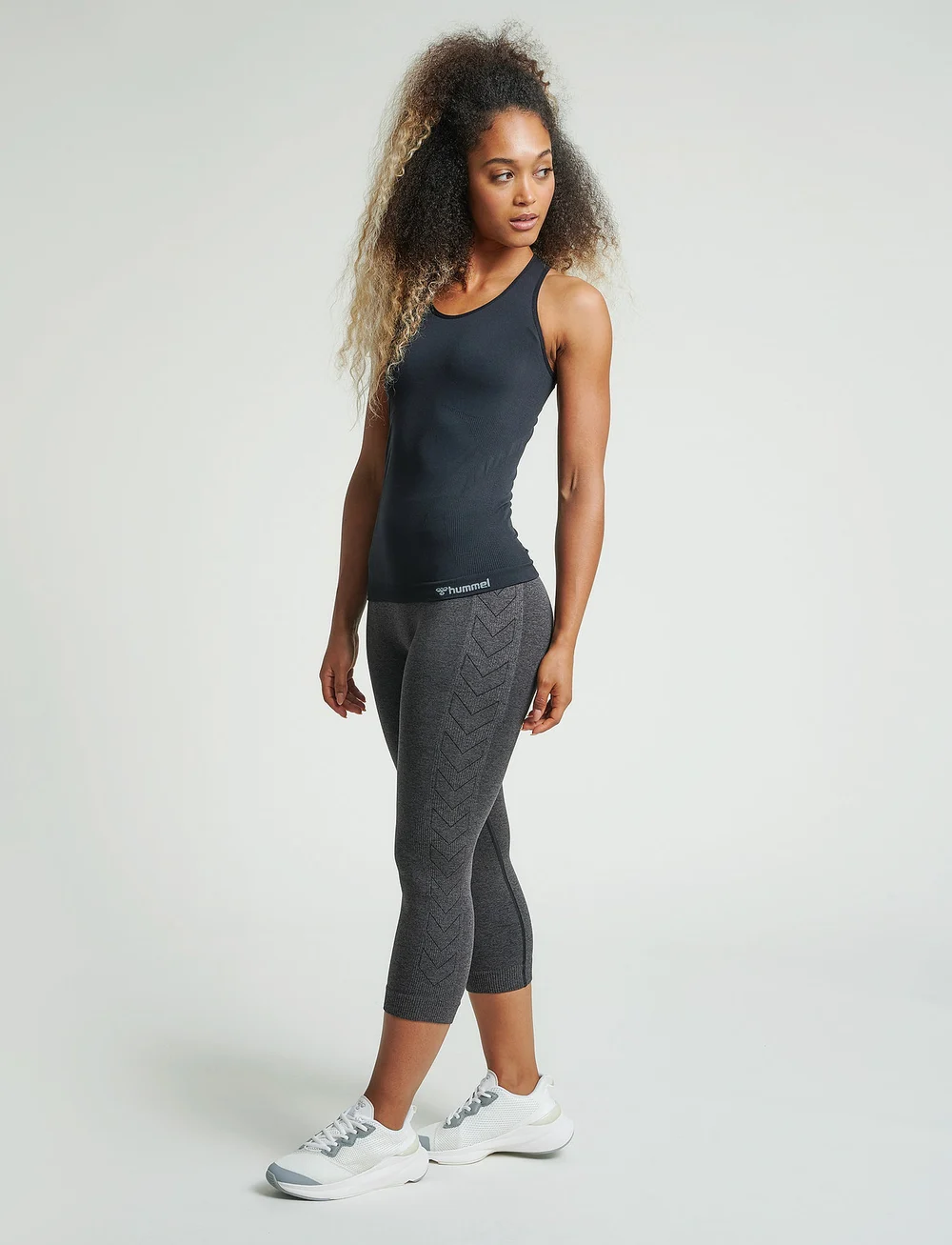 Hummel - hmlTIF SEAMLESS TOP - toppar & t-shirts - black - 3