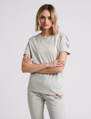 Hummel - hmlLEGACY CHEVRON T-SHIRT - oberteile & t-shirts - grey melange - 3