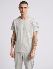 Hummel - hmlLEGACY CHEVRON T-SHIRT - oberteile & t-shirts - grey melange - 4