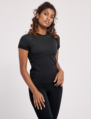 Hummel - hmlCLEA SEAMLESS TIGHT T-SHIRT - t-shirts - black melange - 2