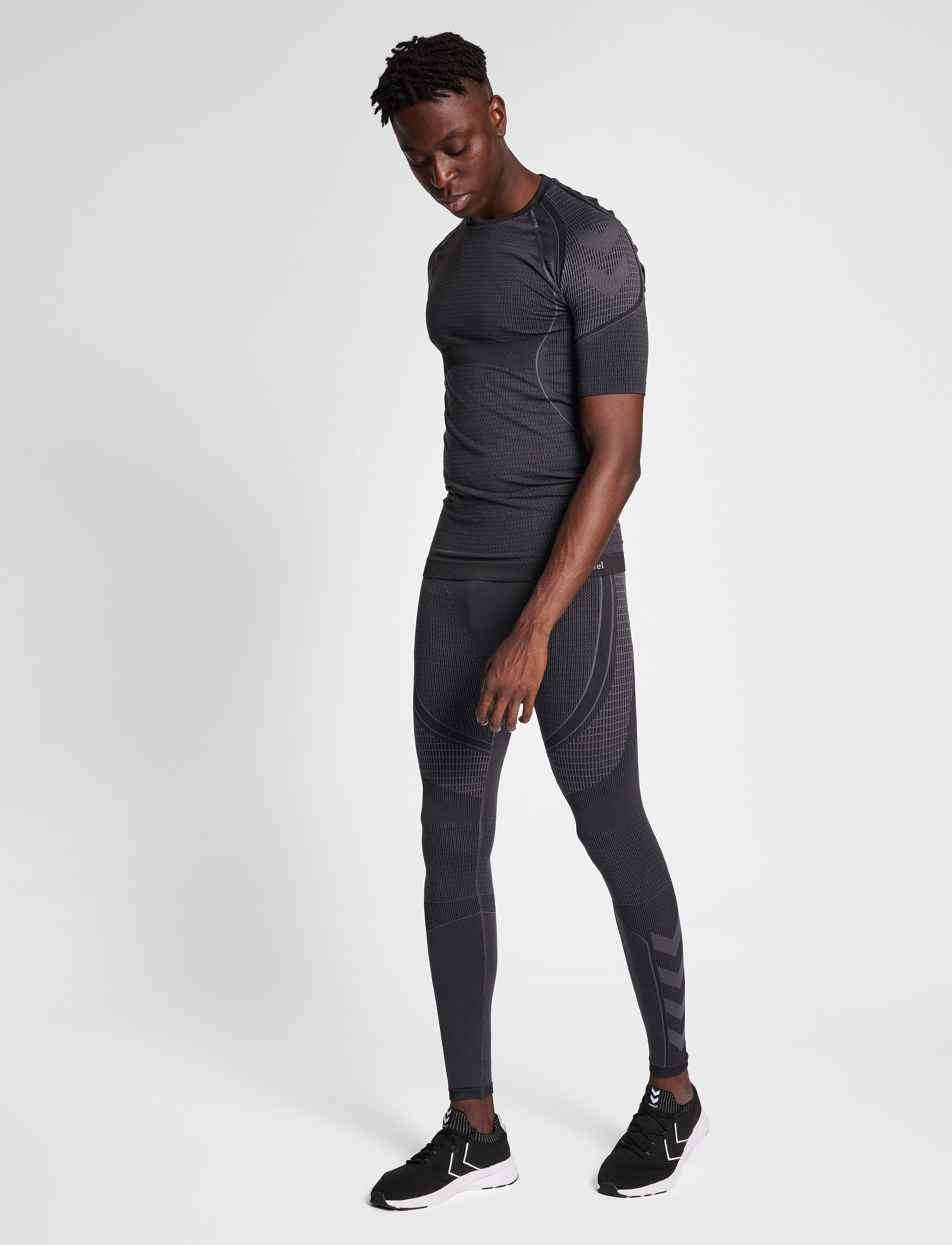 Hummel - hmlMT OLLI SEAMLESS TIGHT T-SHIRT - black/asphalt melange - 2