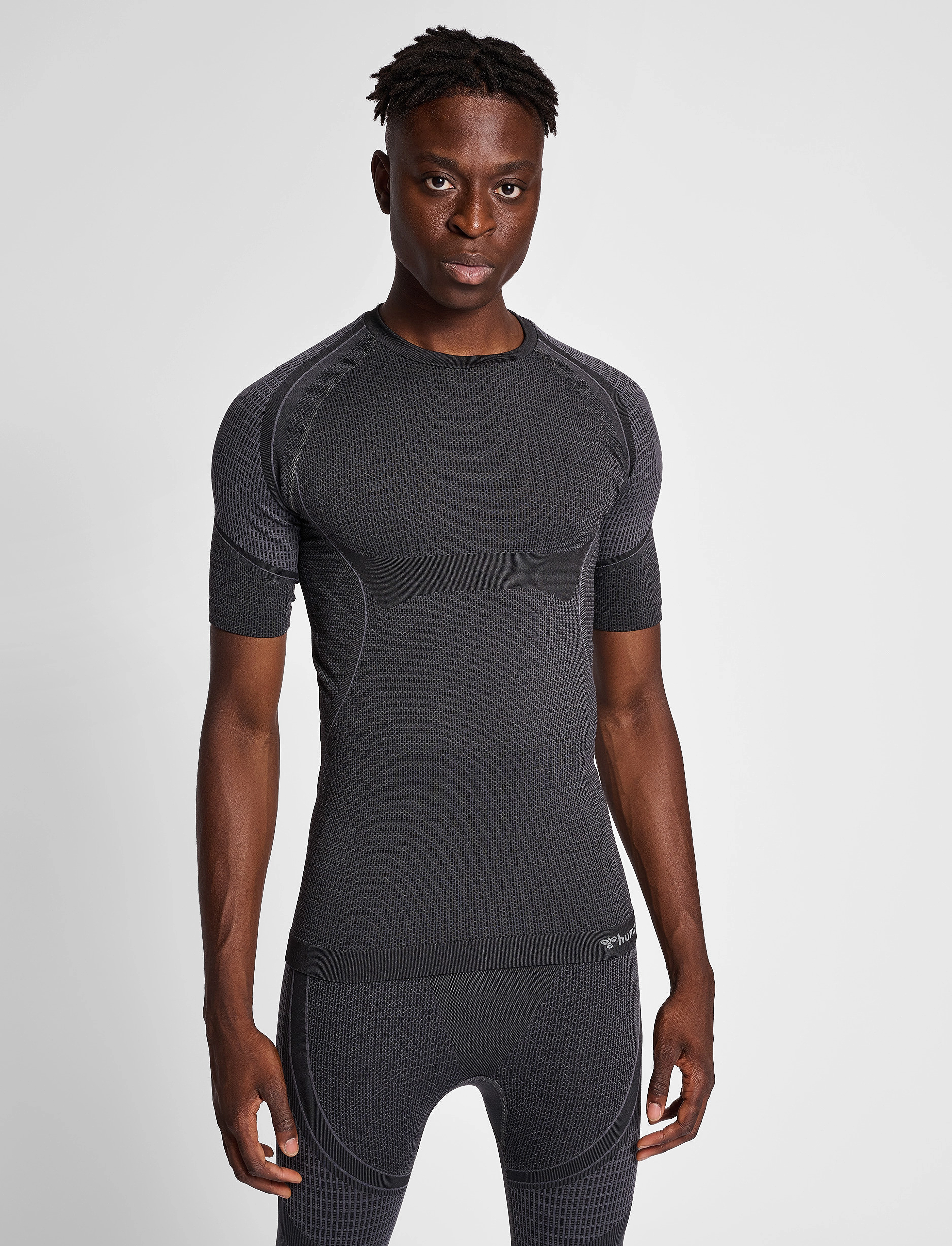 Hummel - hmlMT OLLI SEAMLESS TIGHT T-SHIRT - black/asphalt melange - 3