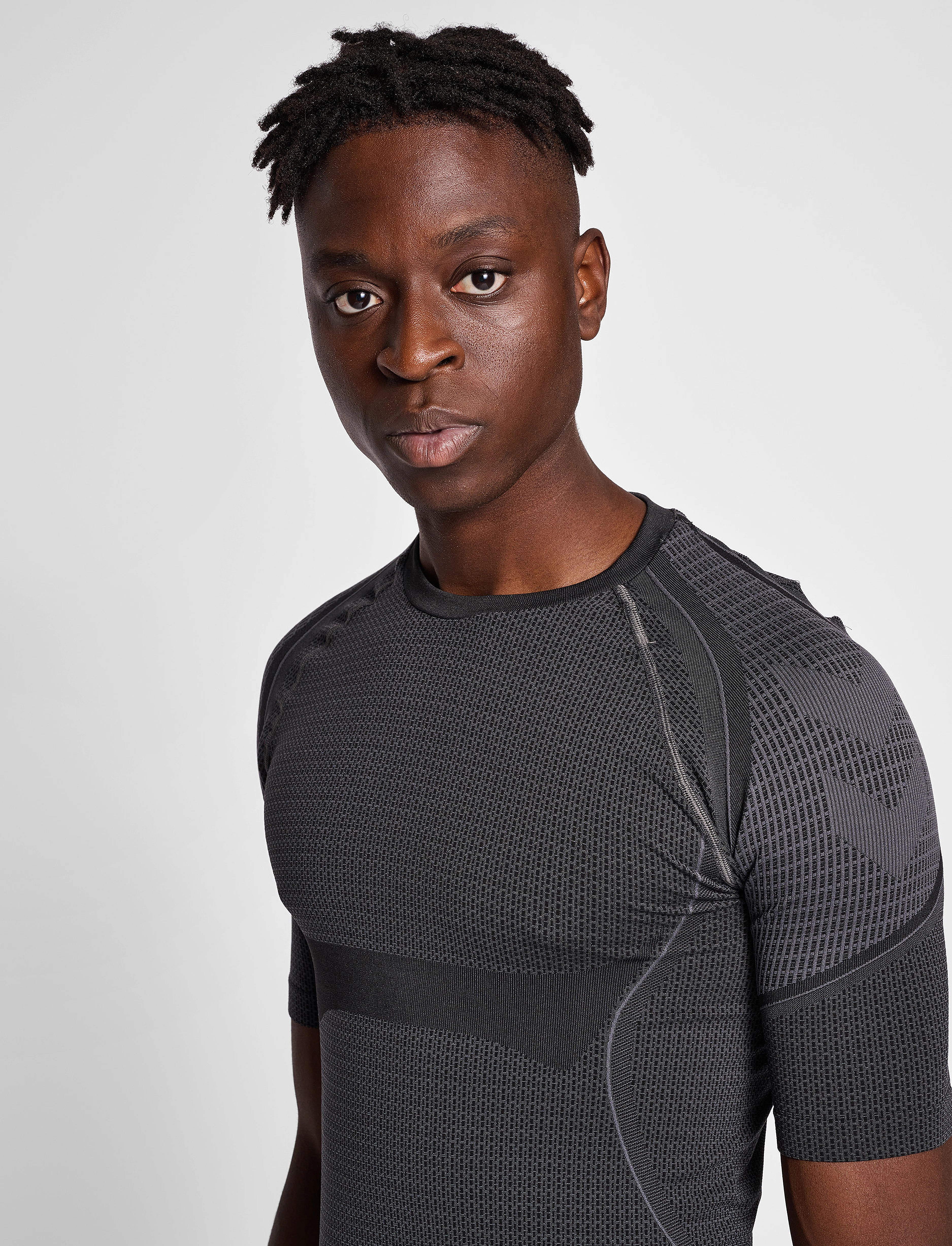 Hummel - hmlMT OLLI SEAMLESS TIGHT T-SHIRT - black/asphalt melange - 4