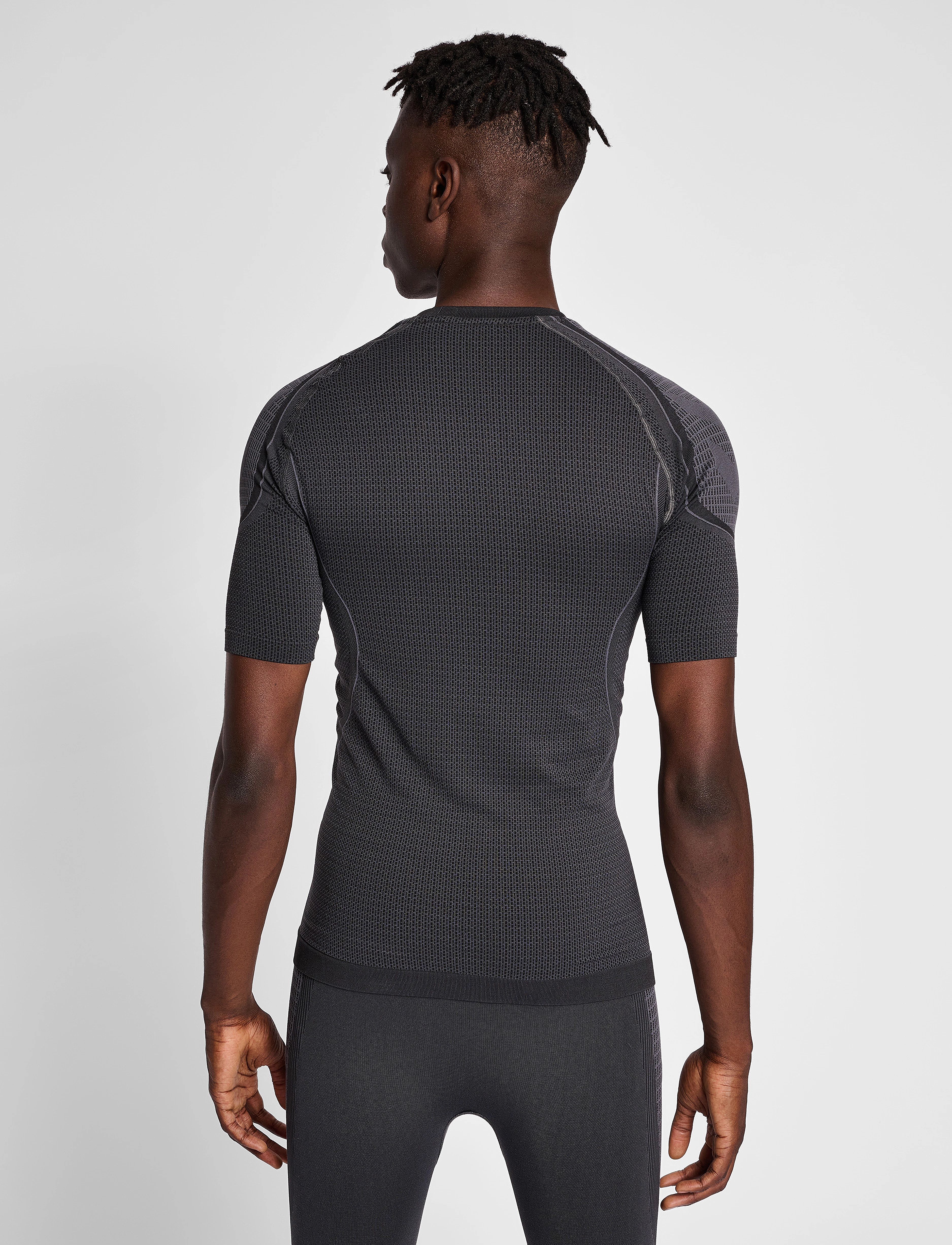 Hummel - hmlMT OLLI SEAMLESS TIGHT T-SHIRT - black/asphalt melange - 5