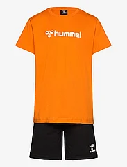 Hummel - hmlNOVET SHORTS SET - set med kortärmad t-shirt - persimmon orange - 0
