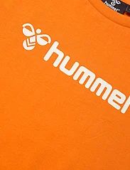Hummel - hmlNOVET SHORTS SET - set med kortärmad t-shirt - persimmon orange - 4