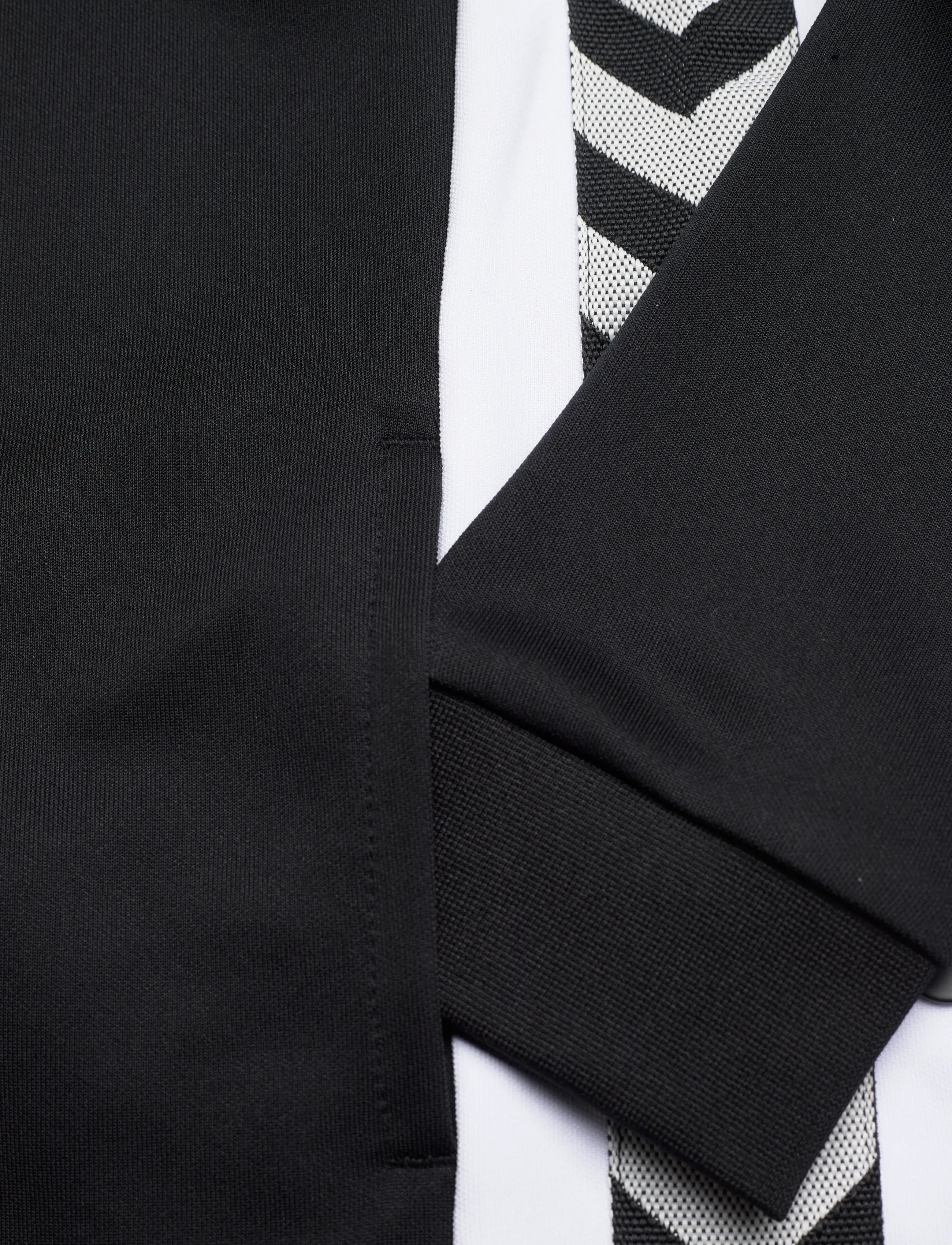 Hummel - hmlJR CHEVRON ZIP JACKET - suvised sooduspakkumised - black - 3
