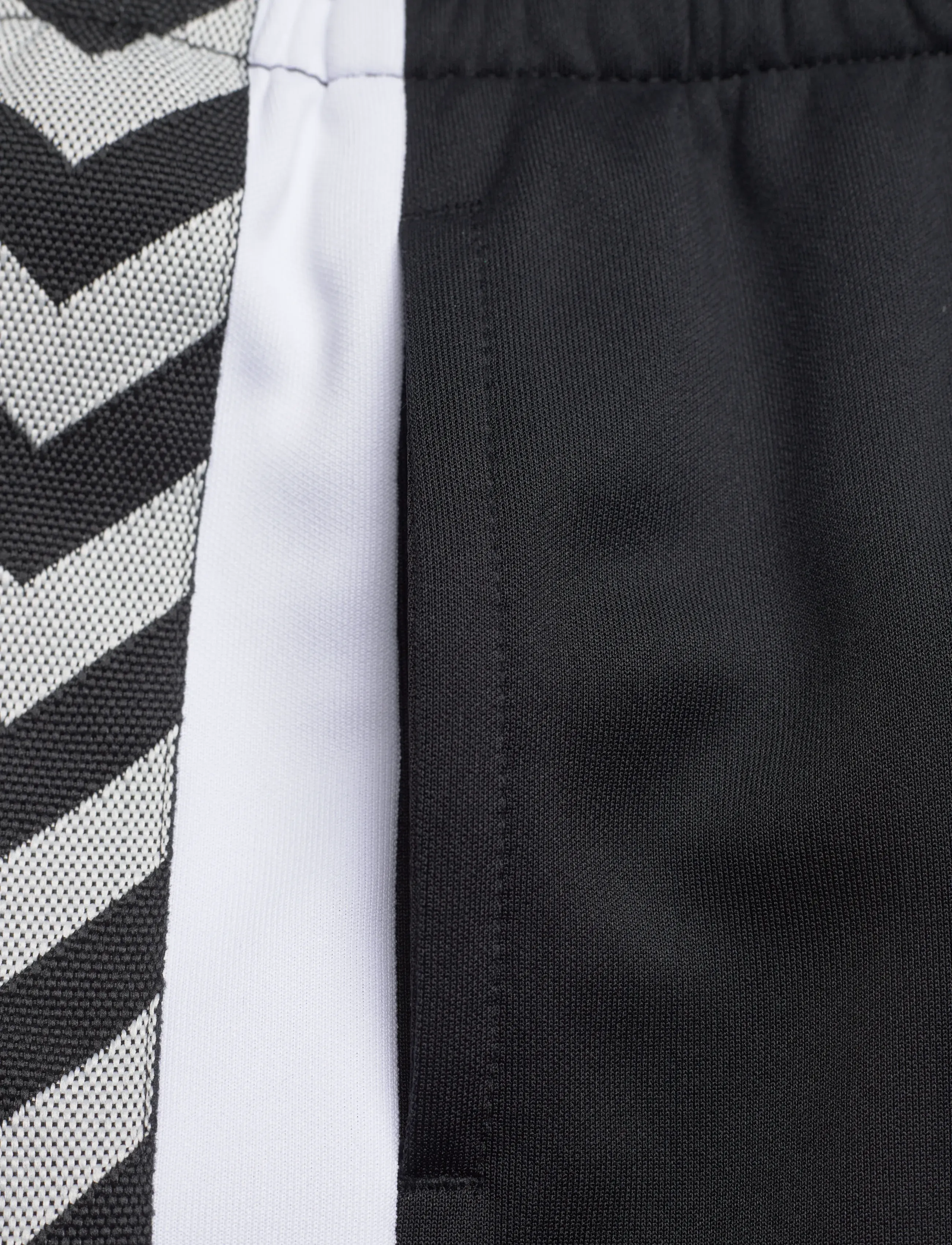 Hummel - hmlJR CHEVRON SHORTS - lühikesed dressipüksid - black - 4
