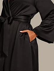 Hunkemöller - Robe Long Satin Fleece - kimonoer - black - 3