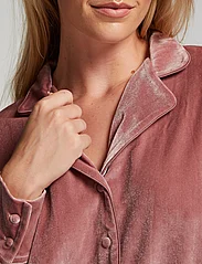 Hunkemöller - Jacket LS Shiny Velours Piping - lowest prices - rose brown - 3